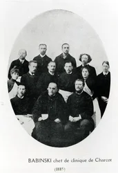 Charcot met zijn chef de clinique, Babinski en een groep stagiairs en artsen in het Salpêtrière Ziekenhuis, Parijs